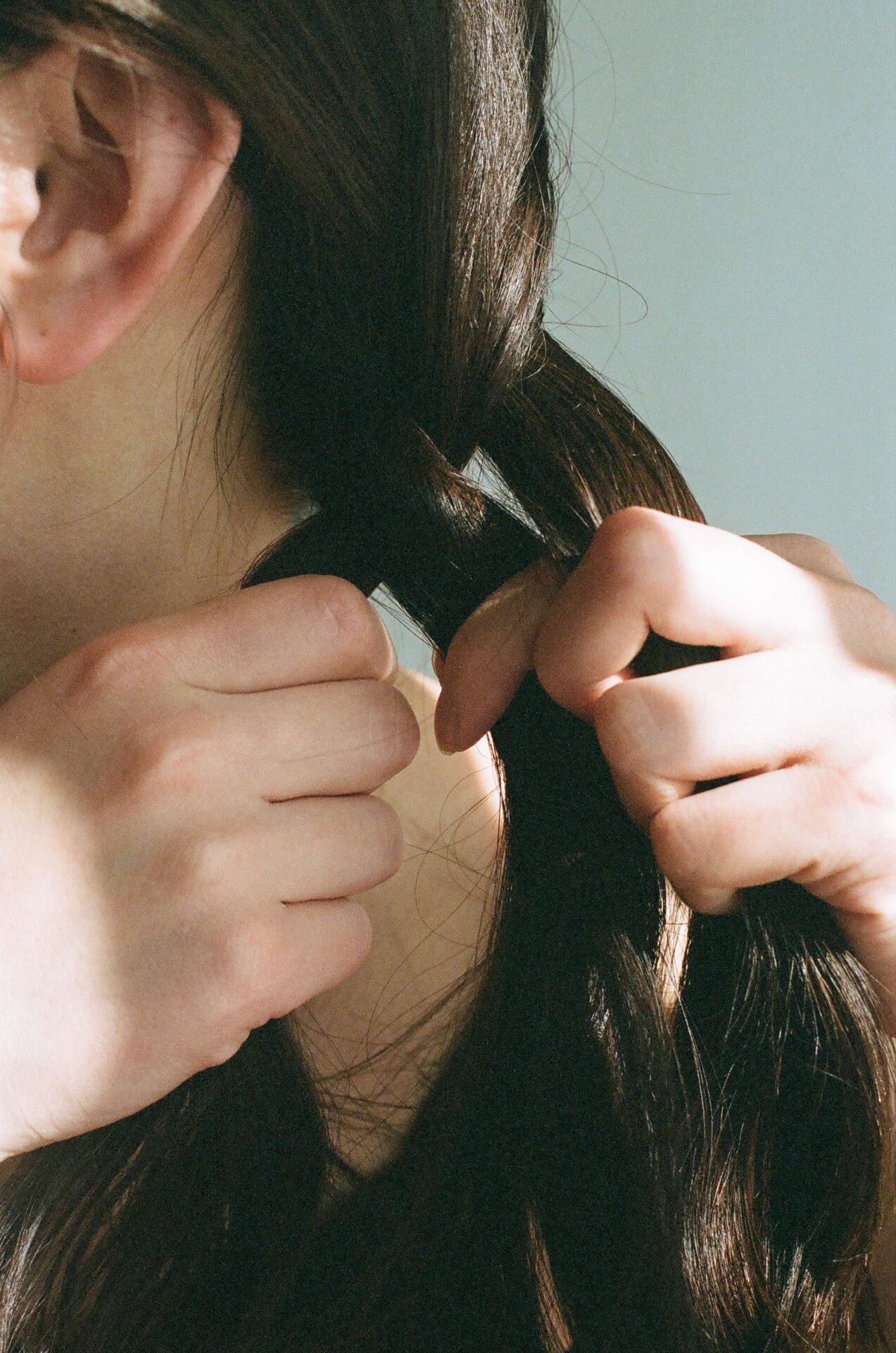Nikon FE2撮影の作例 黒髪を縛る女性