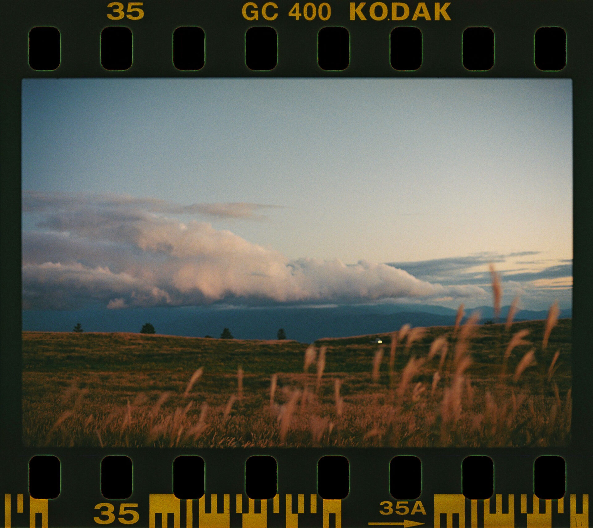 Nikon FE2の作例 夕方の丘と空