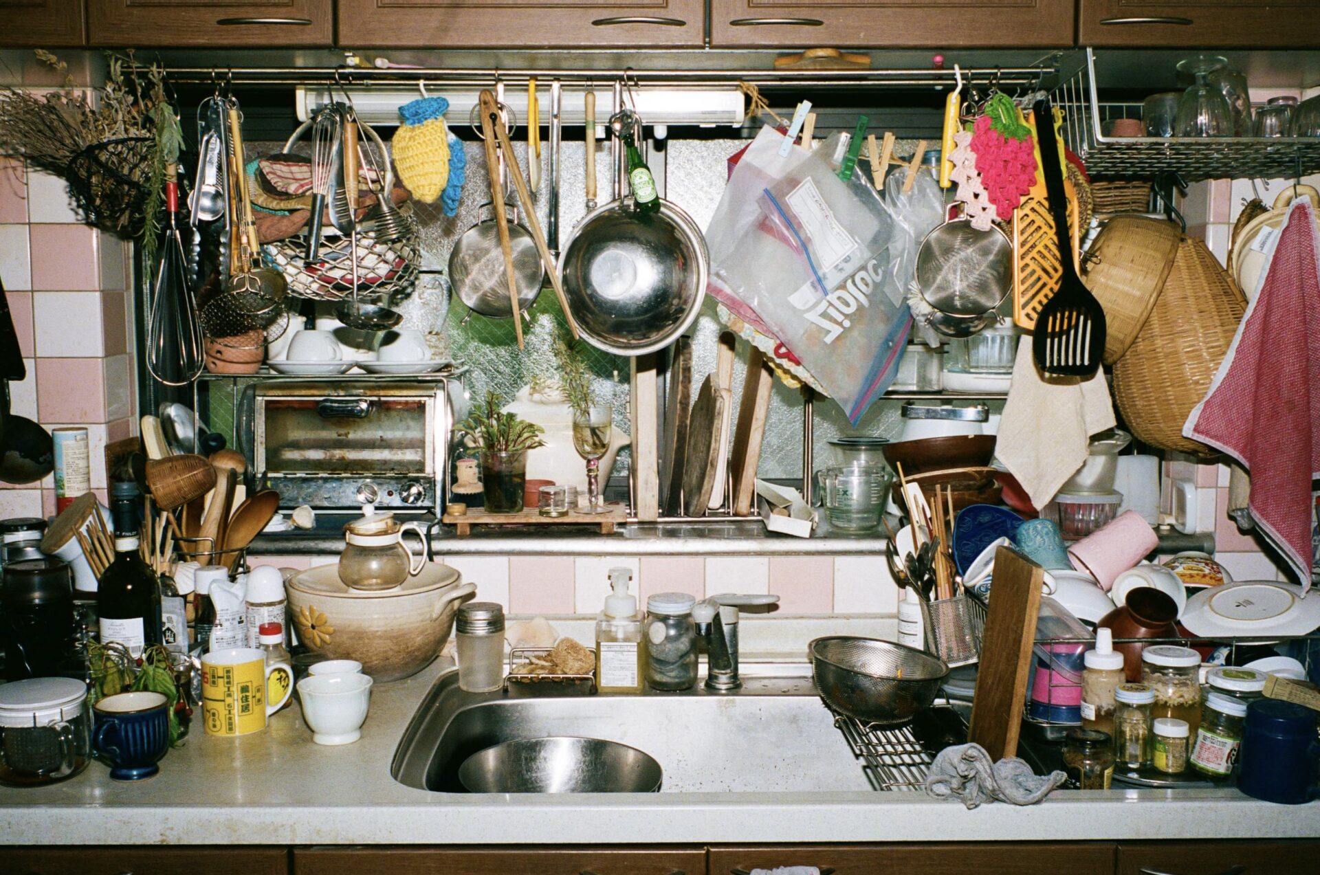 たくさんの物で溢れるキッチン