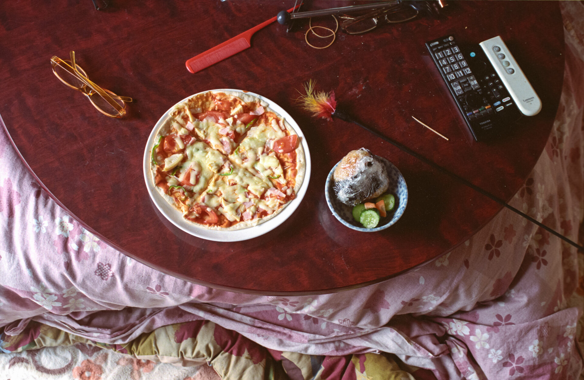 テーブルにあるピザと漬物