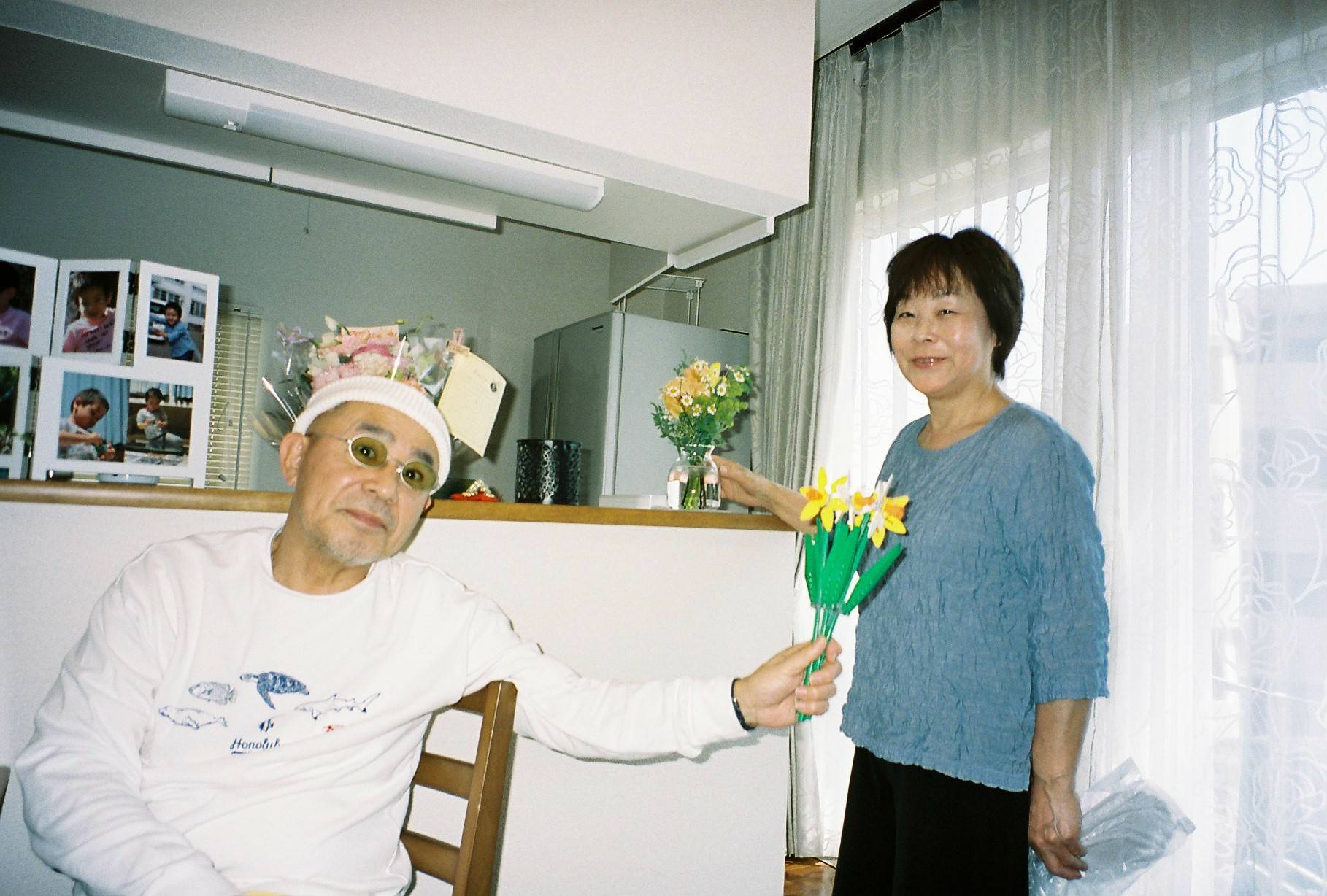 花を持つお父さんとお母さん