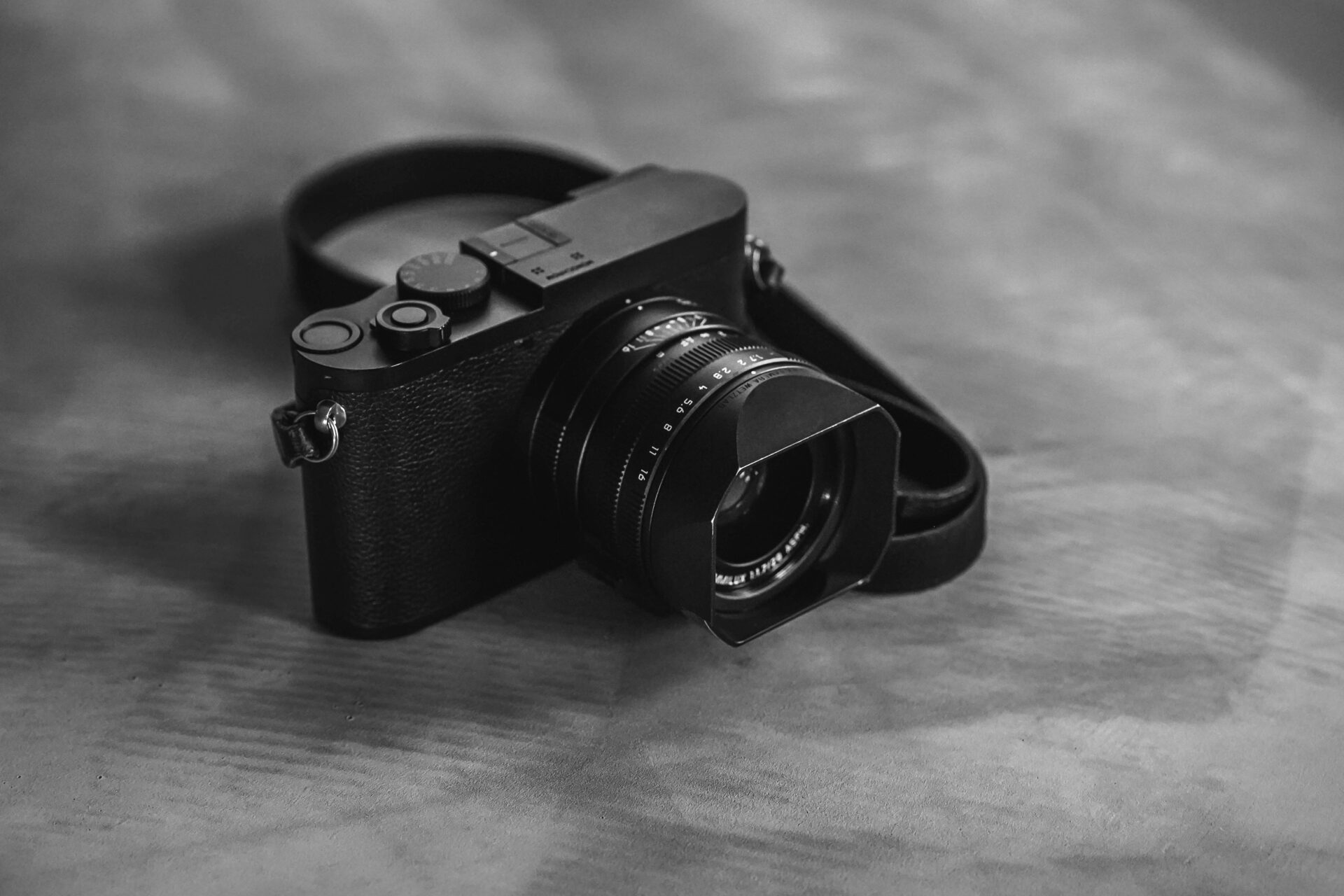 Leica Q2 Monochromの本体写真