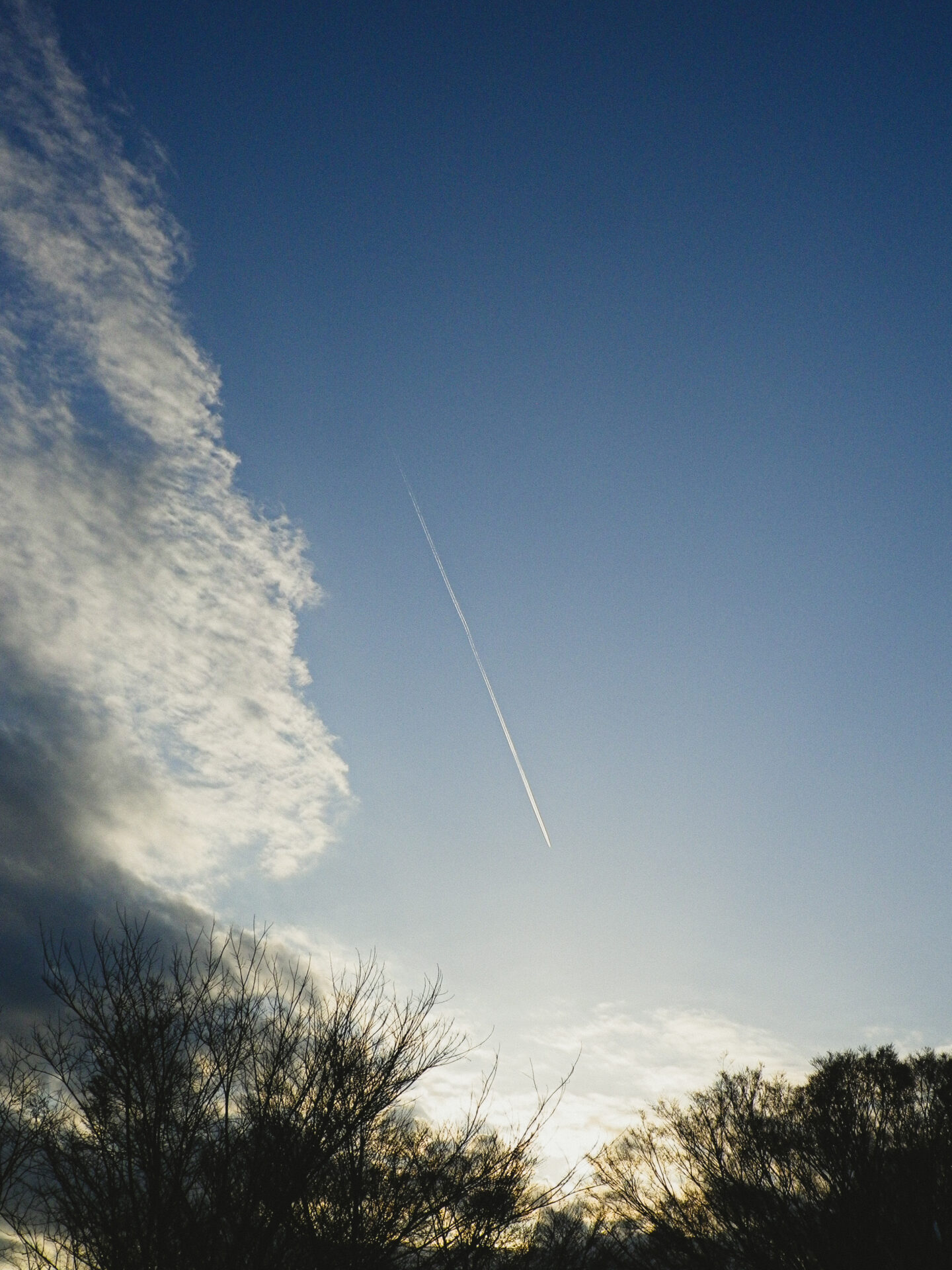 空にある飛行機雲のPENTAX OPTIO H90の作例