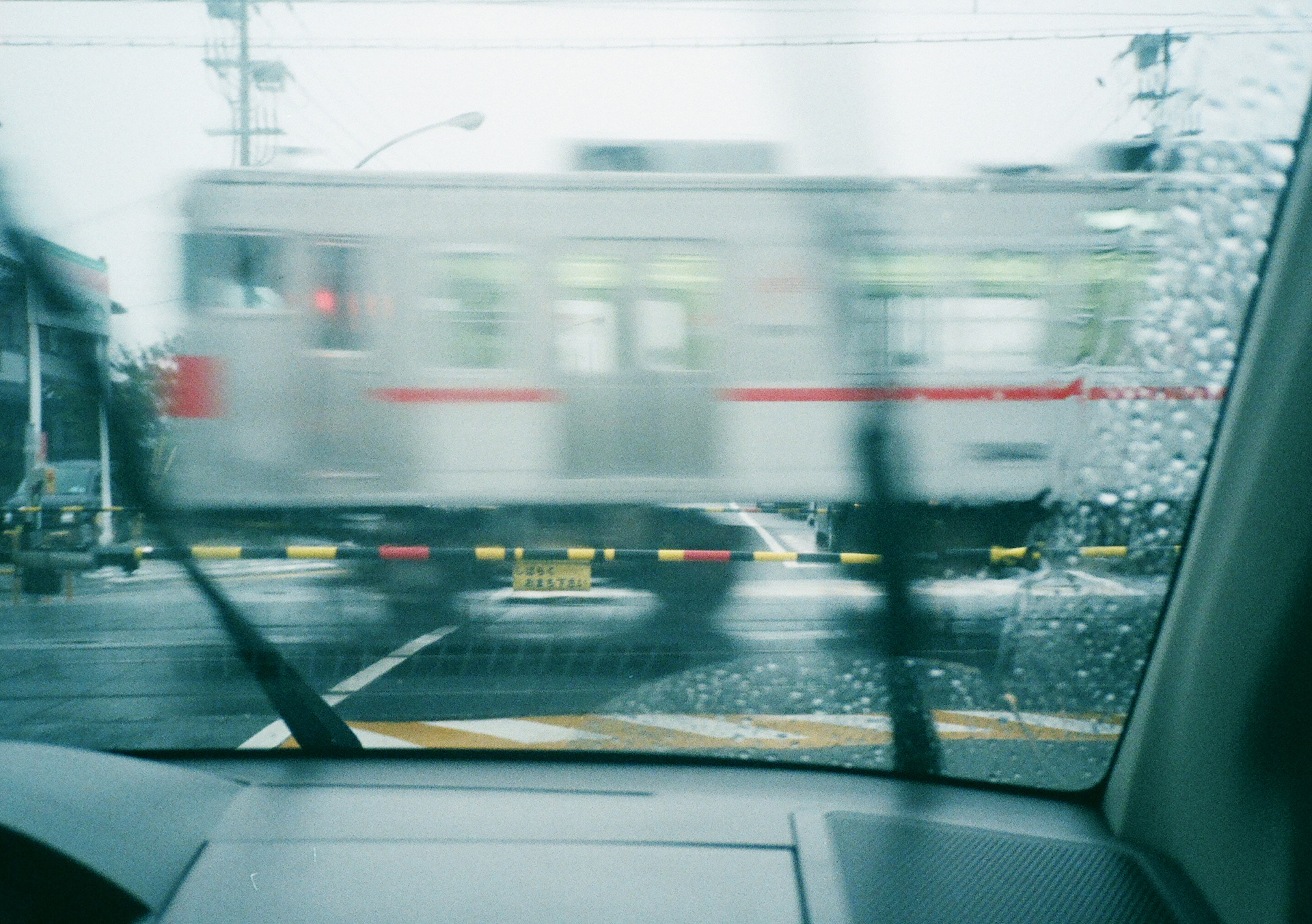 Konica RECORDERで撮る車から見る電車の踏切