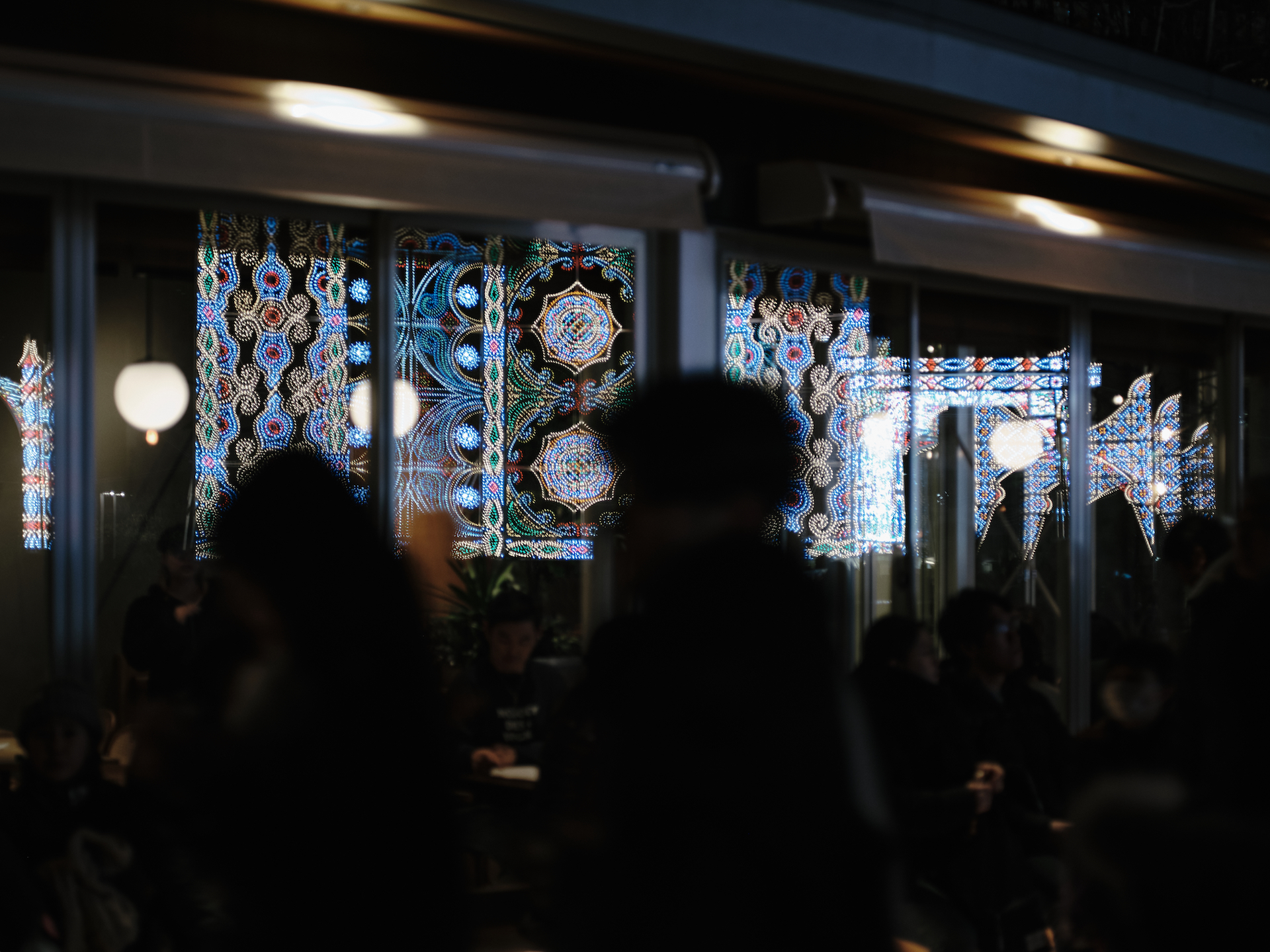 FUJIFILM GFX 50S IIで撮るガラスに反射する光の装飾