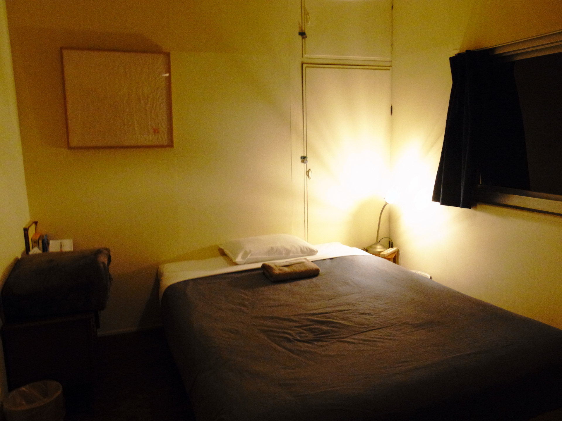 ベッドと間接照明が灯る部屋のRICOH GR DIGITAL IVの作例
