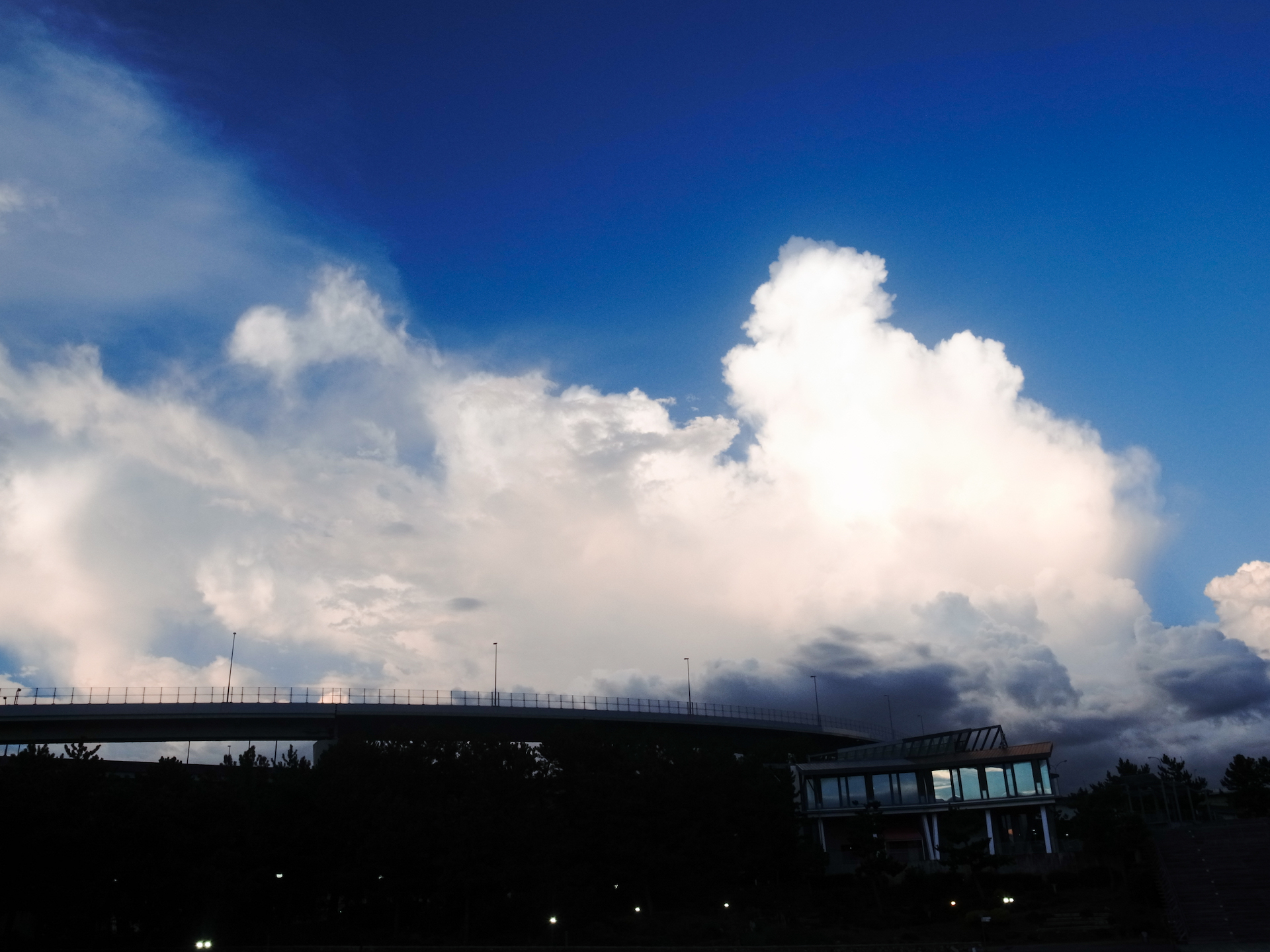 橋の向こうに広がる雲と青い空のRICOH GR DIGITAL IVの作例