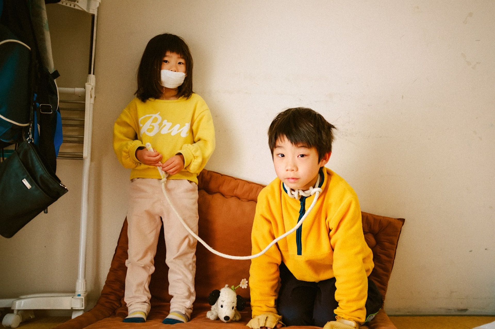 Jun Aihara FUJIFILM X100F撮影の子供の首に紐をくくりつけペットの散歩のように立っている子供