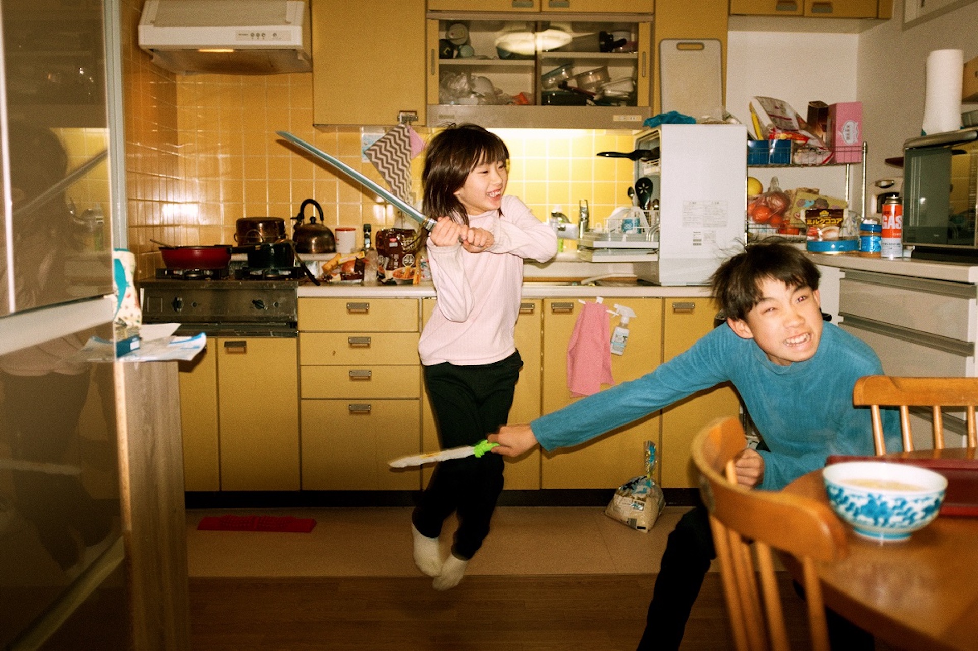 Jun Aihara FUJIFILM X100F撮影のおもちゃの刀で兄を斬りつけようとジャンプする子供