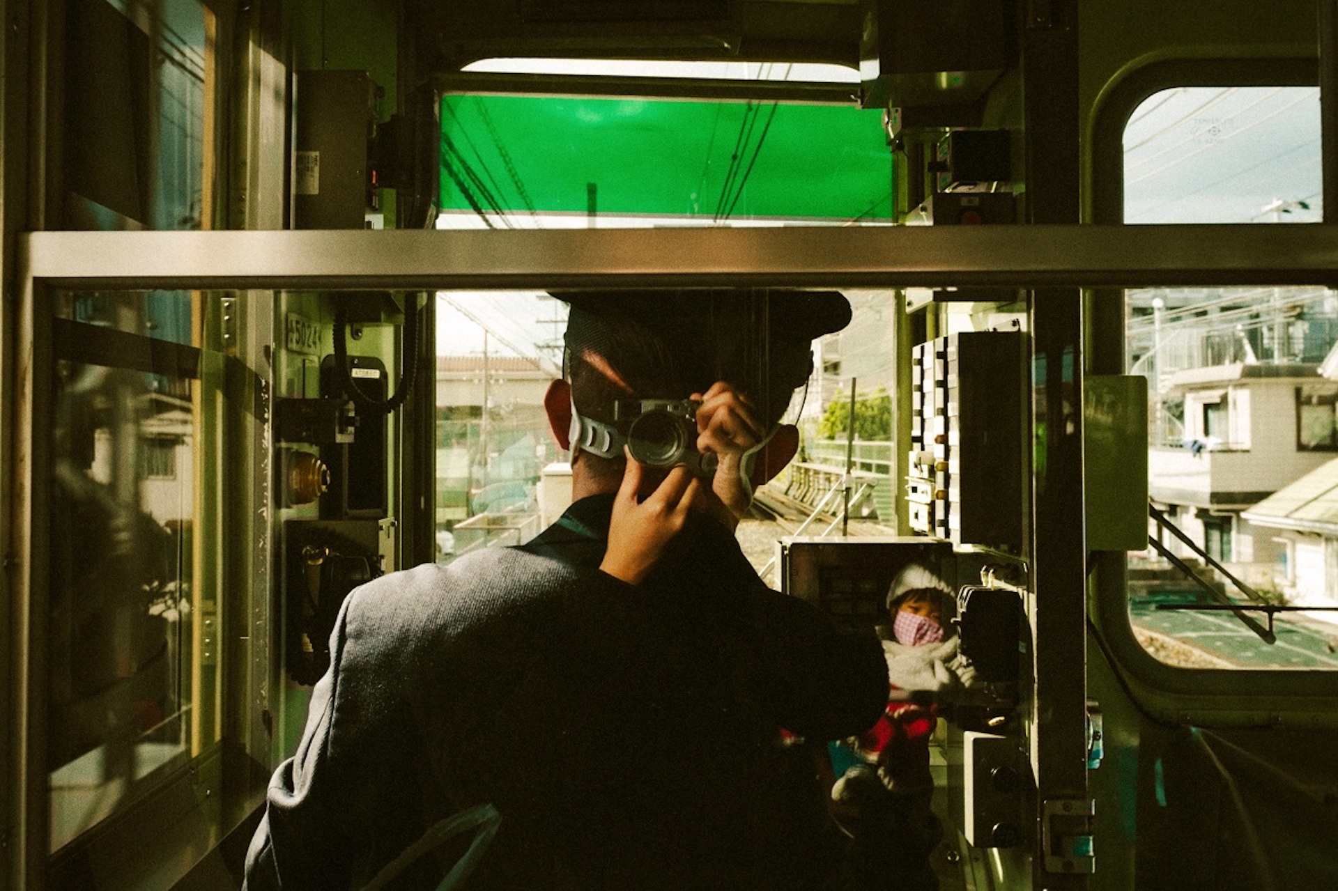 Jun Aihara FUJIFILM X100F撮影の電車内から見る運転手の後ろ姿