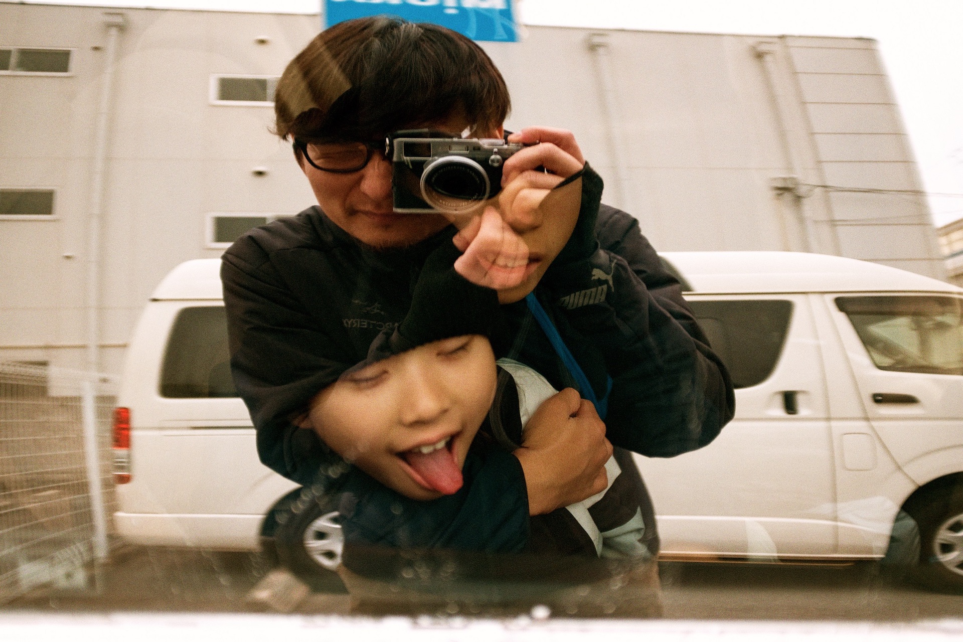 Jun Aihara FUJIFILM X100F撮影の反射に写り込む撮影者とその先の子供