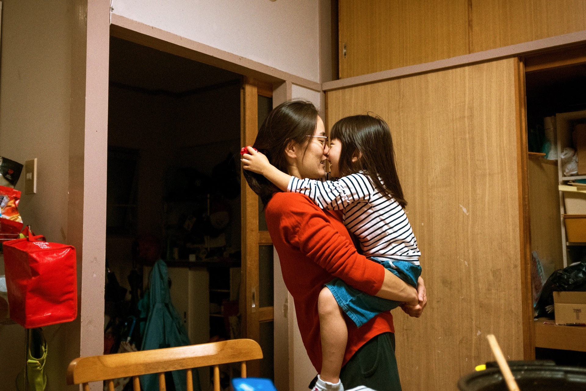 Jun Aihara FUJIFILM X100F撮影の子供を抱き抱える大人