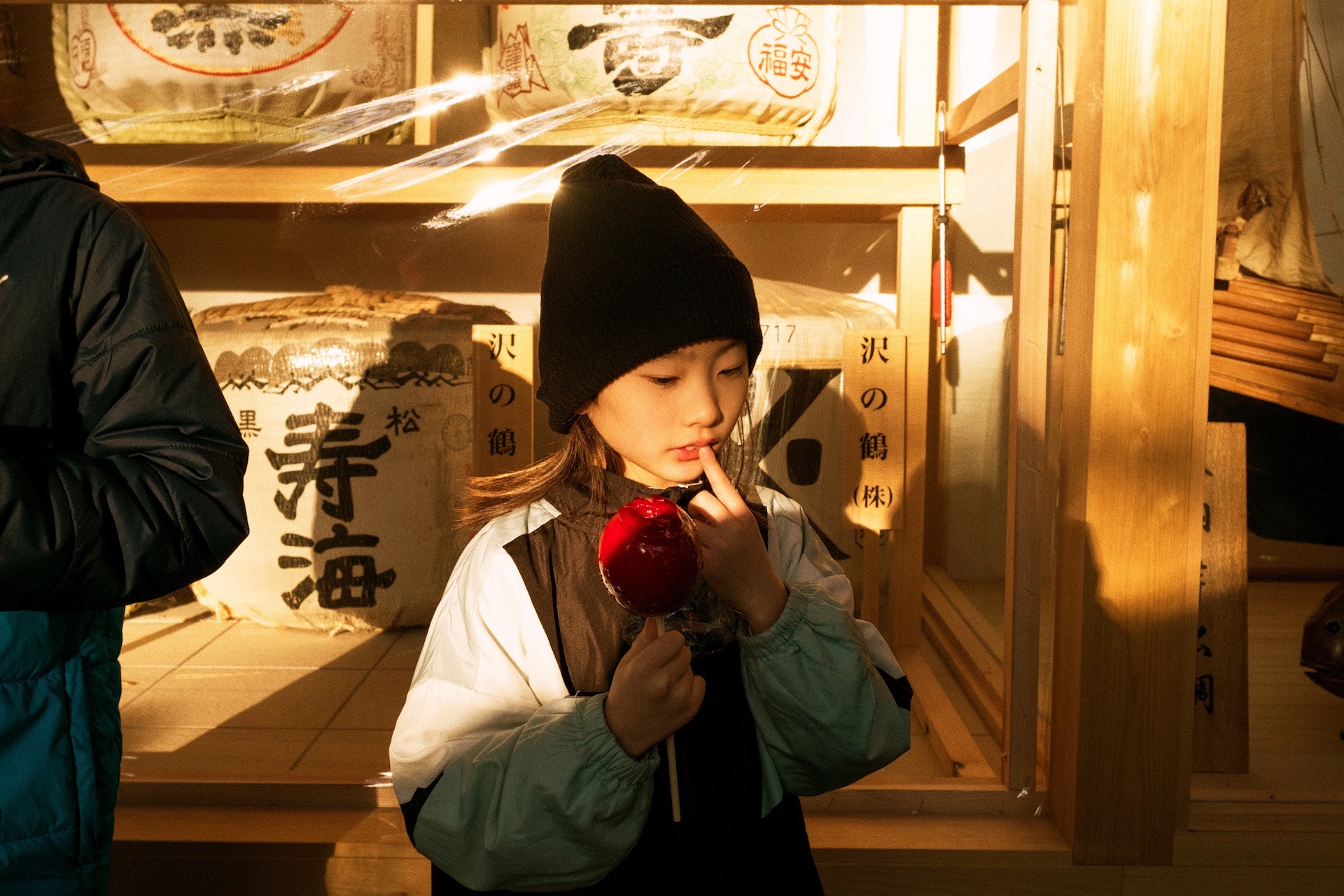 Jun Aihara FUJIFILM X100F撮影のりんご飴を持つ子供