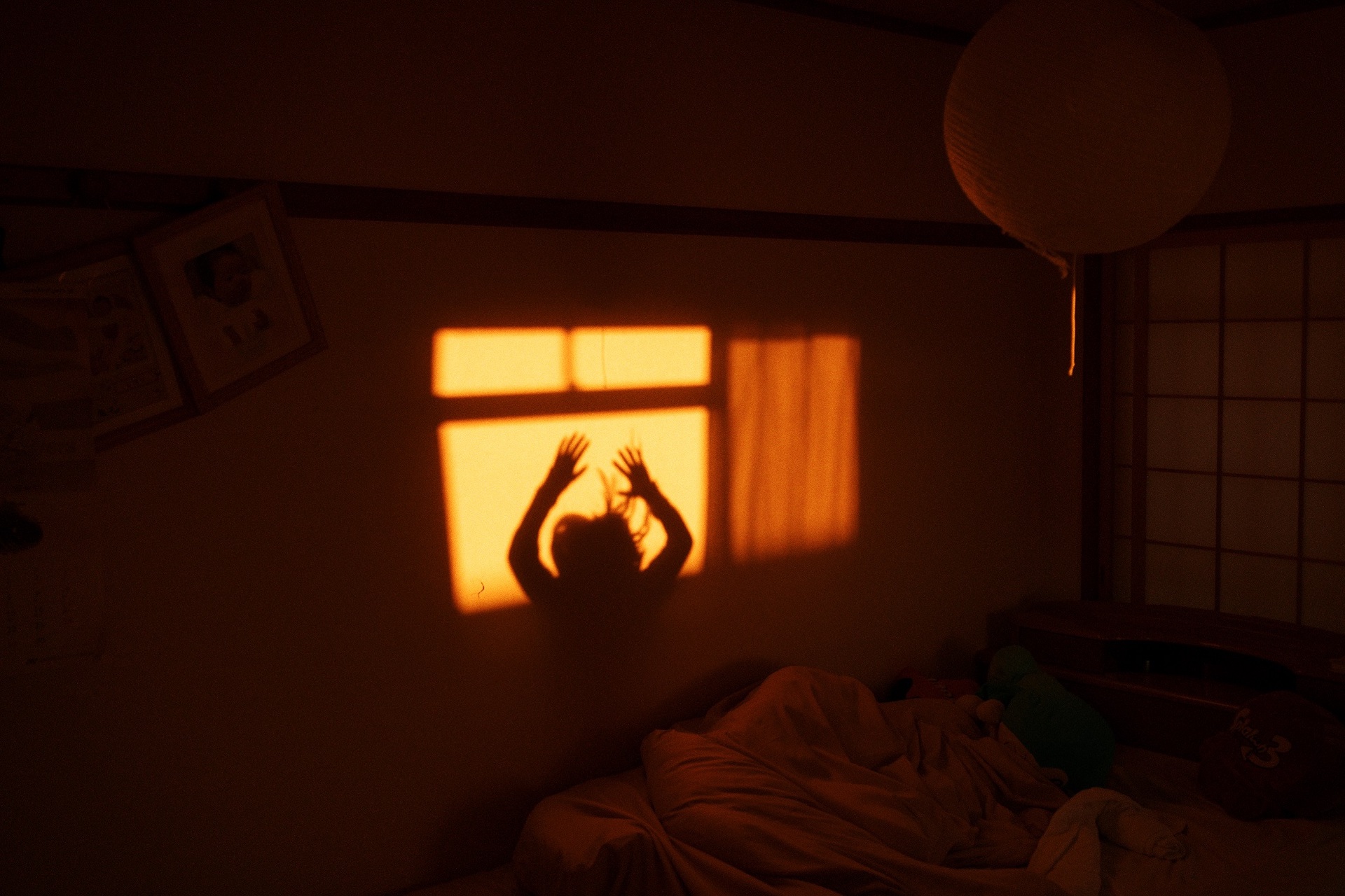 Jun Aihara FUJIFILM X100F撮影の壁に映る人のシルエット