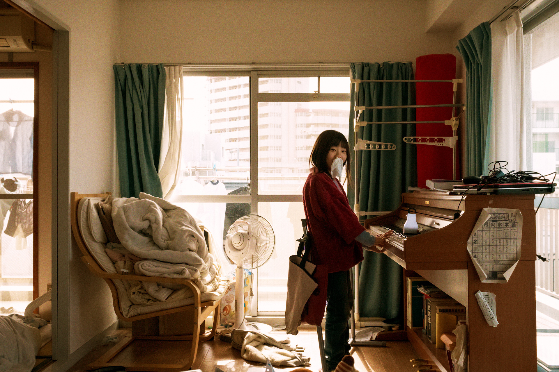 Jun Aihara FUJIFILM X100F撮影のピアノを弾く体勢の子供