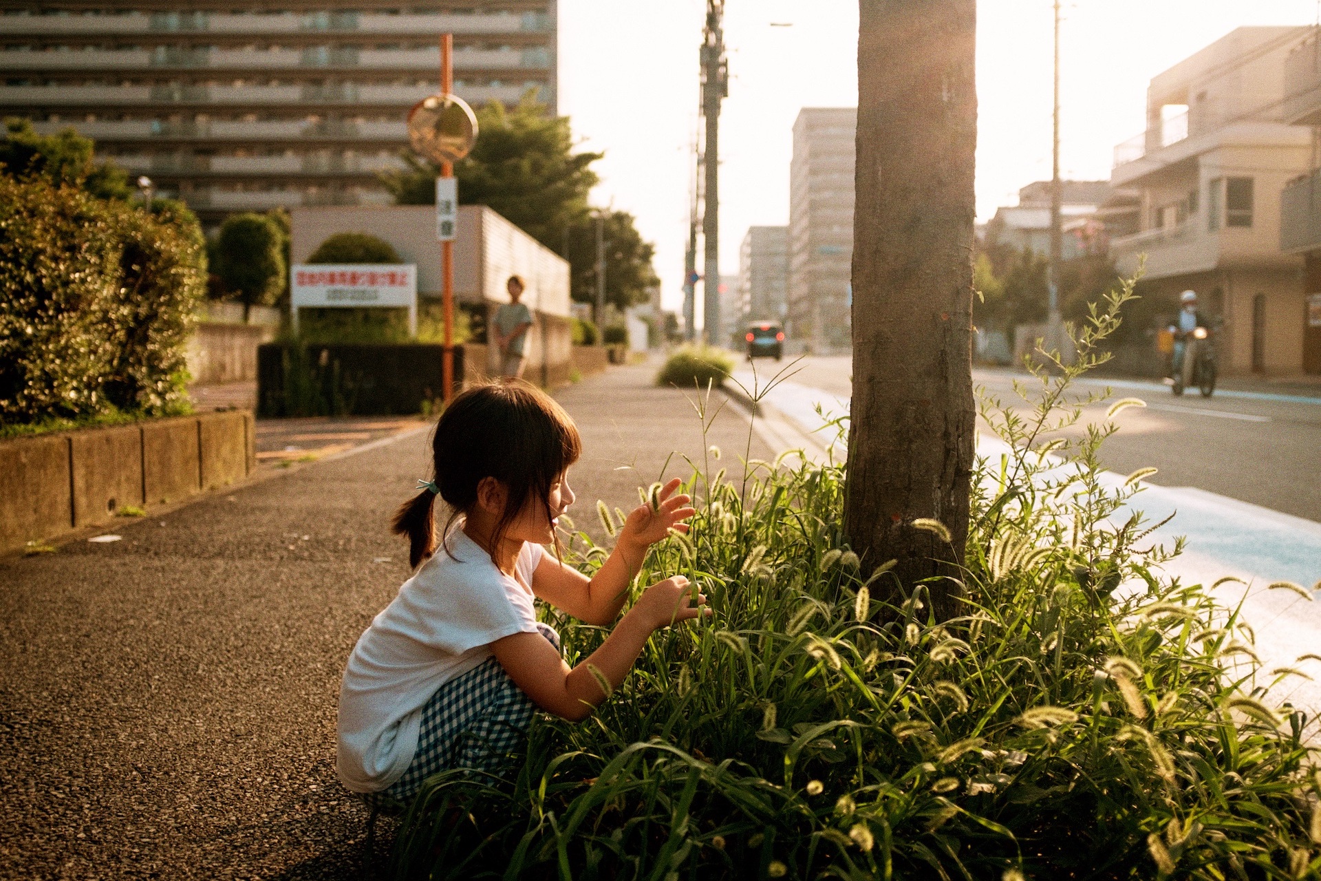 Jun Aihara FUJIFILM X100F撮影の道端の雑草で遊ぶ子供