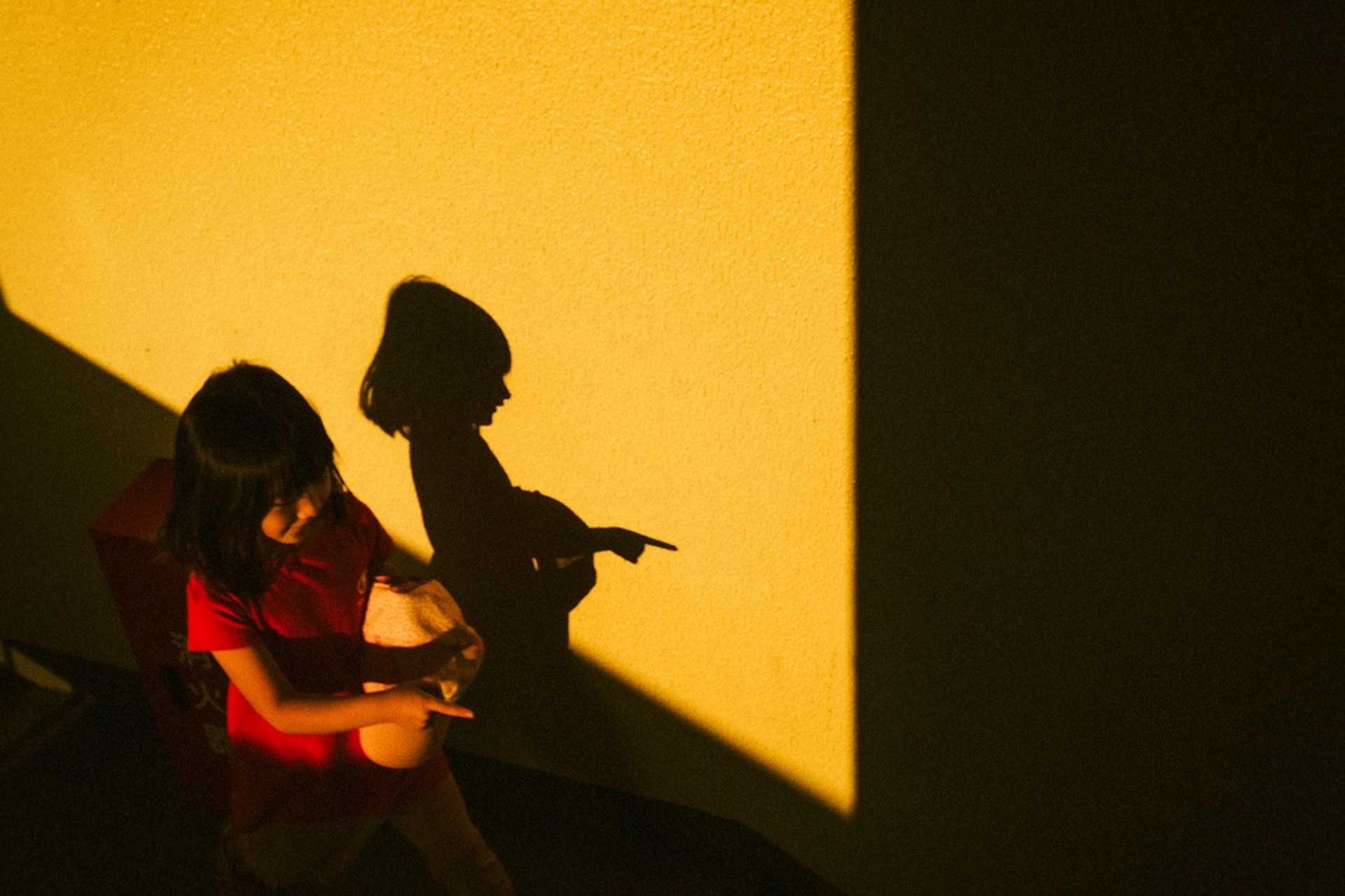 Jun Aihara FUJIFILM X100F撮影の子供と影のシルエット