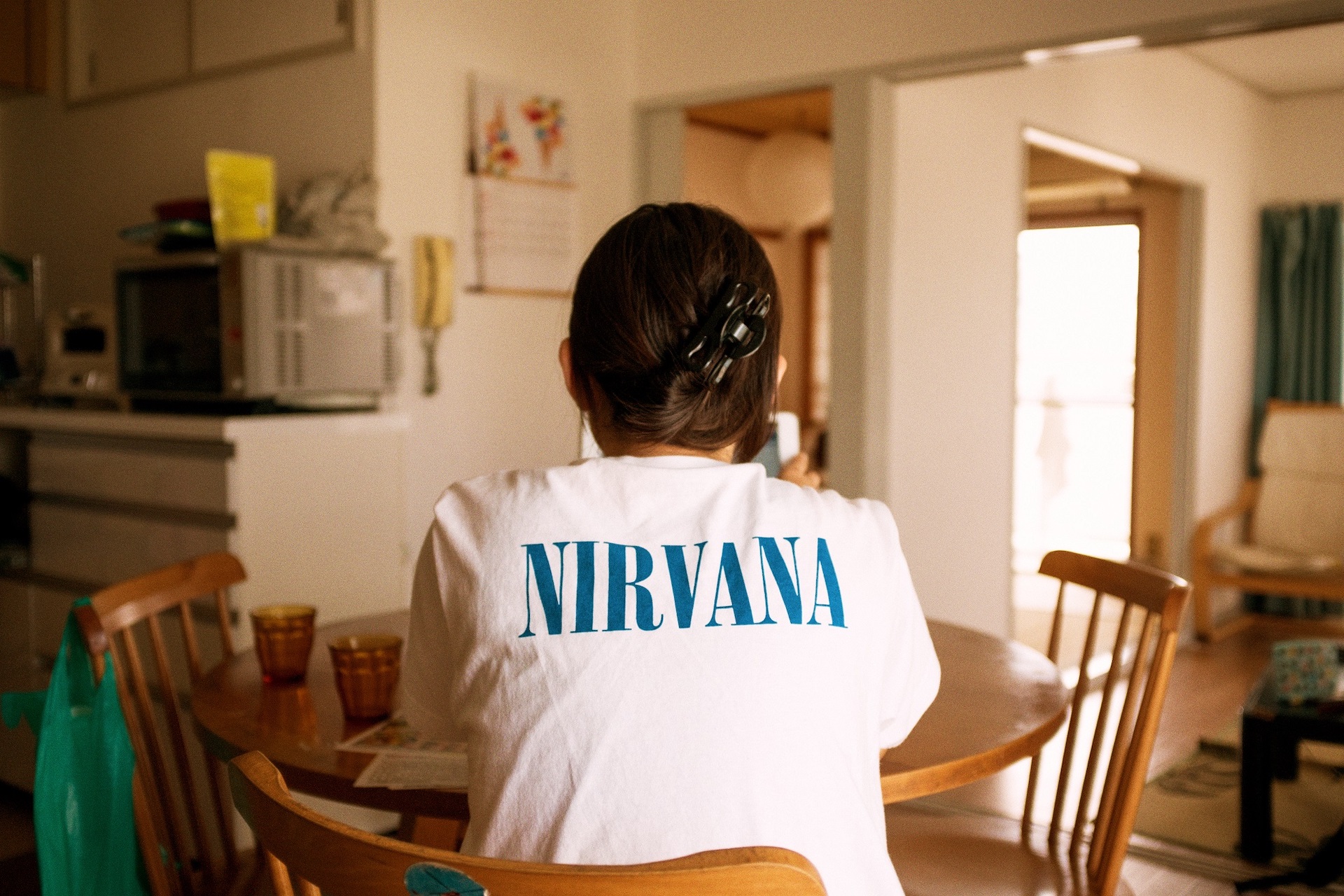 Jun Aihara FUJIFILM X100F撮影のNIRVANAのTシャツを着ている女性の後ろ姿