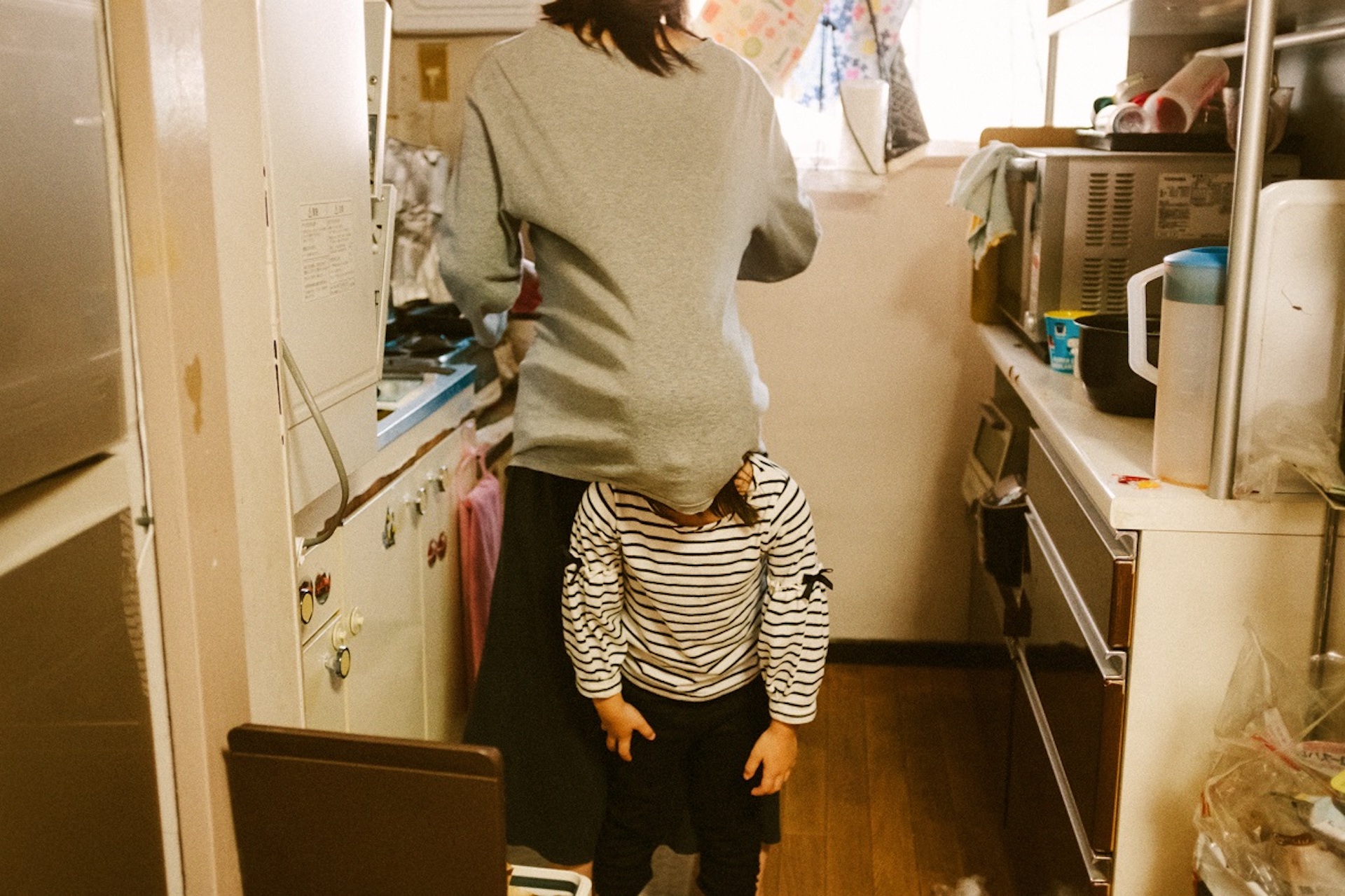 Jun Aihara FUJIFILM X100F撮影の母の服に顔を突っ込む子供