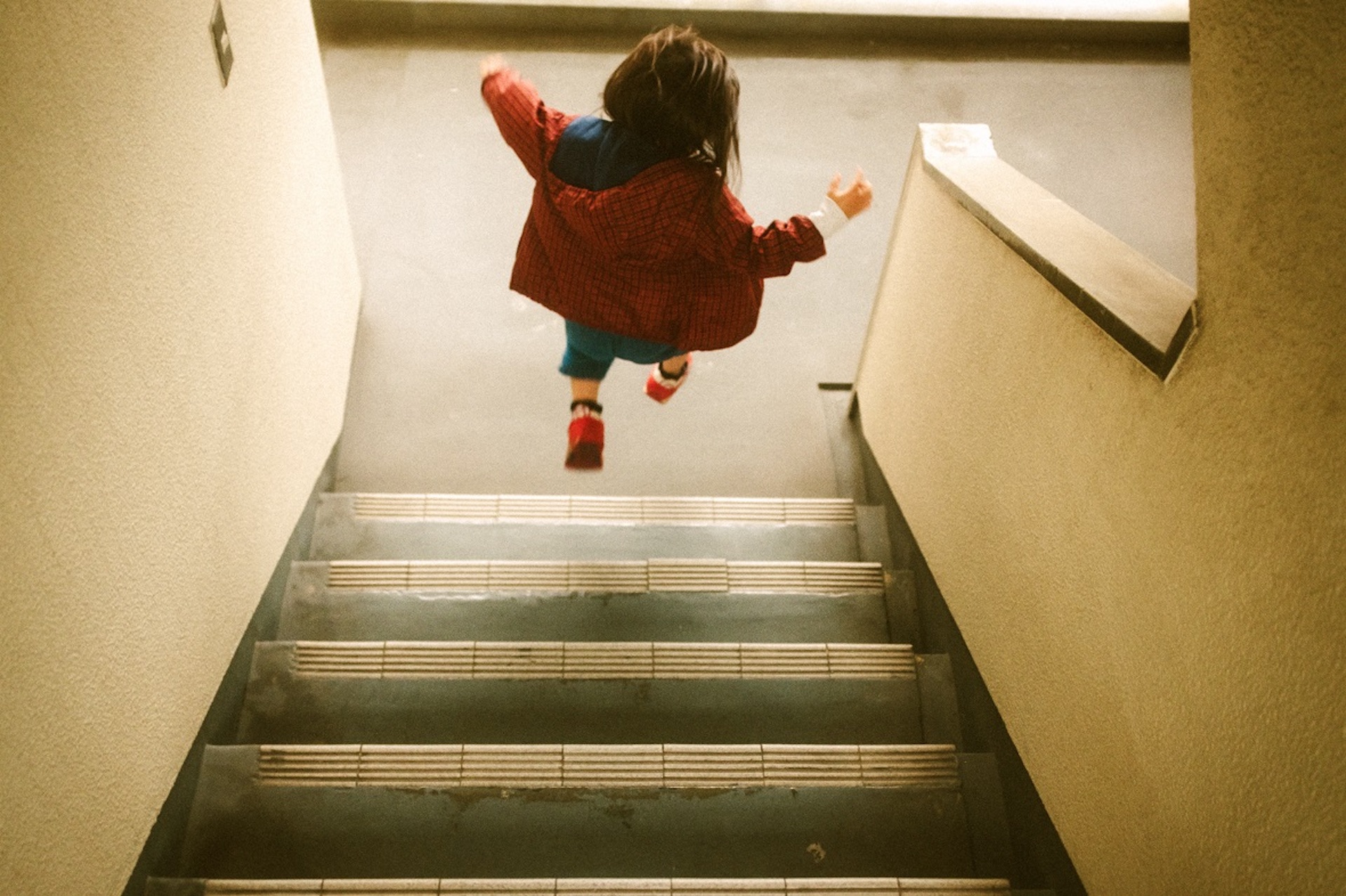 Jun Aihara FUJIFILM X100F撮影の階段をジャンプする子供