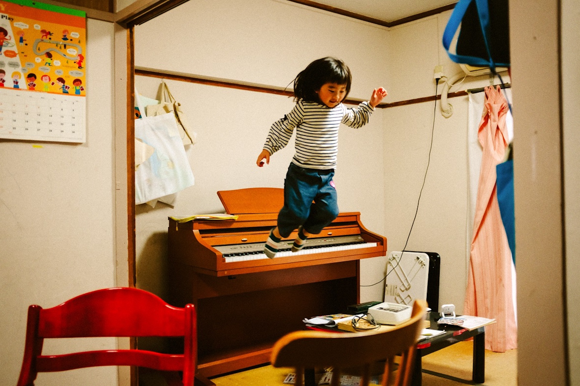 Jun Aihara FUJIFILM X100F撮影のピアノの上からジャンプする子供