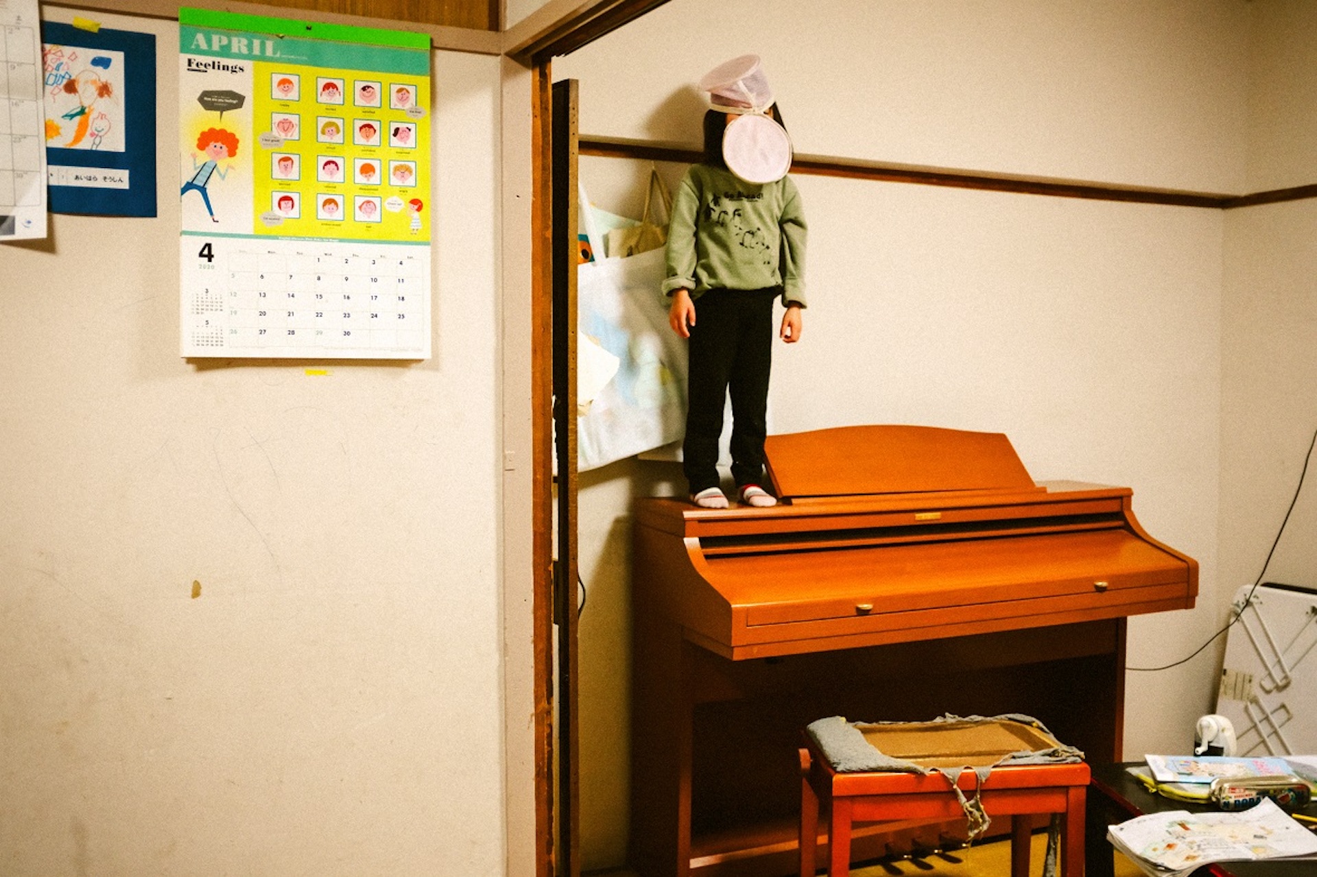 Jun Aihara FUJIFILM X100F撮影のピアノの上でポーチを頭にかぶり立っている子供