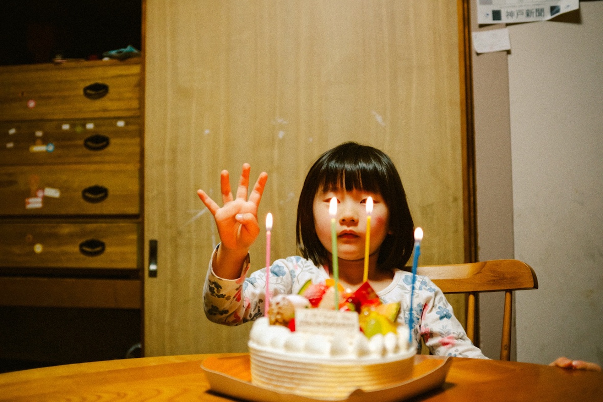 Jun Aihara FUJIFILM X100F撮影の誕生日ケーキのろうそくの日が目に被っている子供