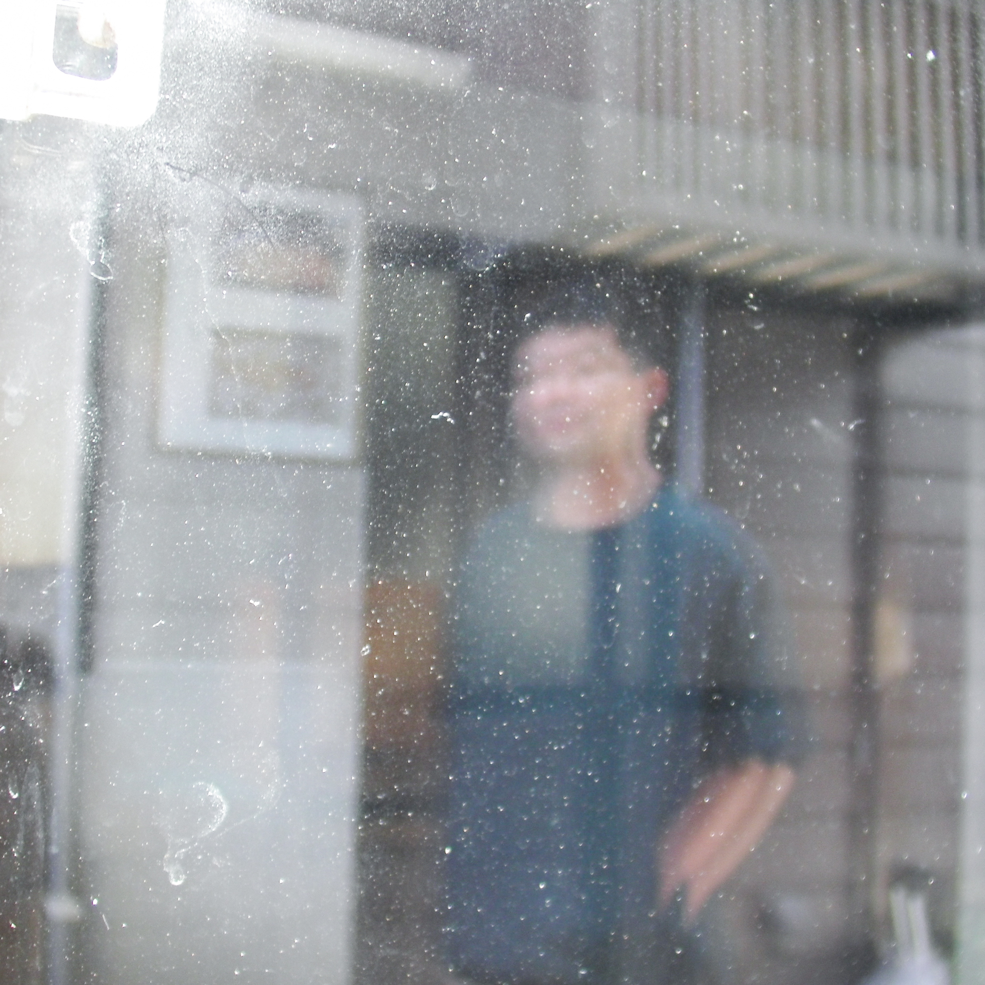 SANYO Xacti DMX-HD2000撮影の作例窓に反射する男性の姿