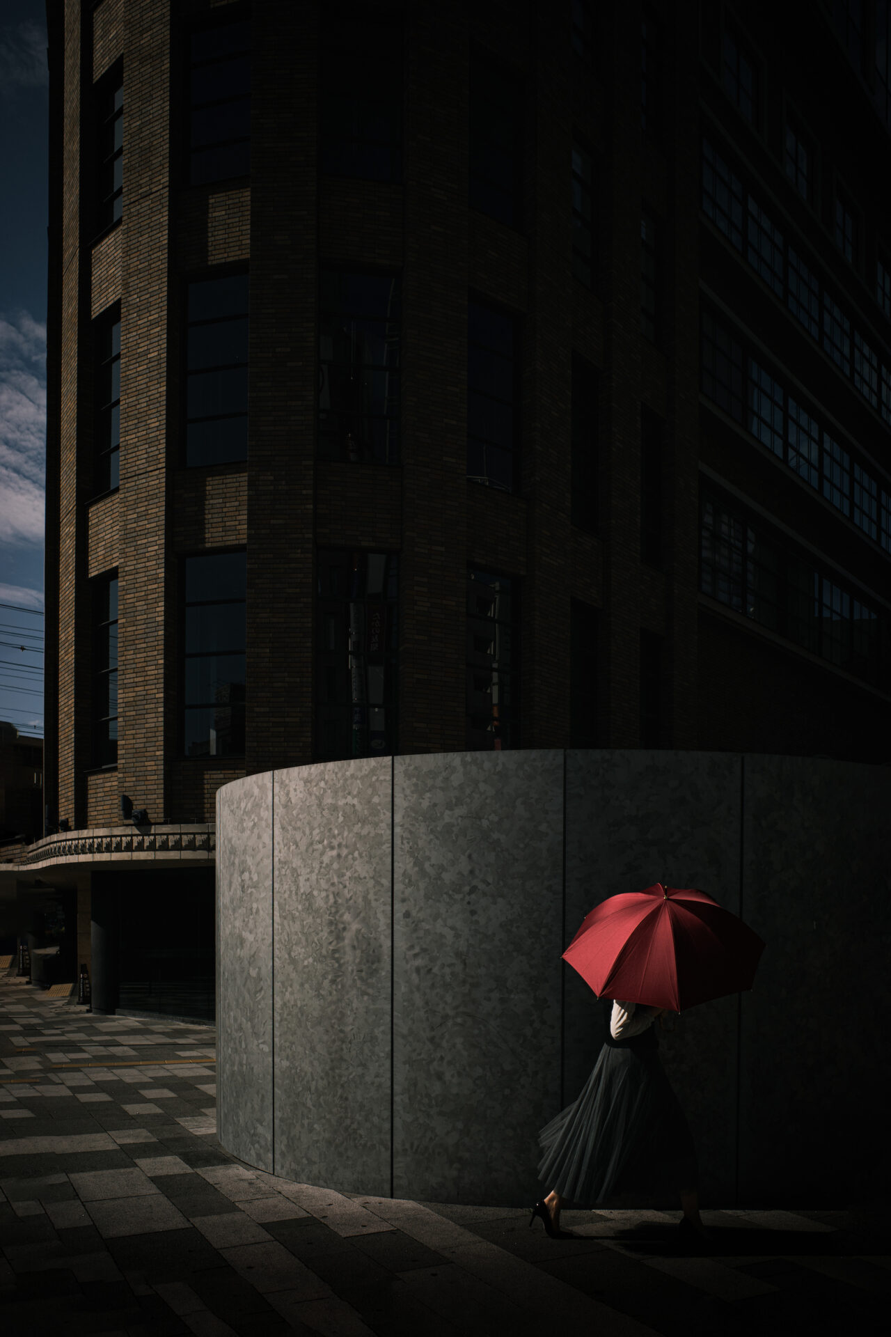 RICOH GR III Diary Editionで撮影した街を歩く赤い傘の女性