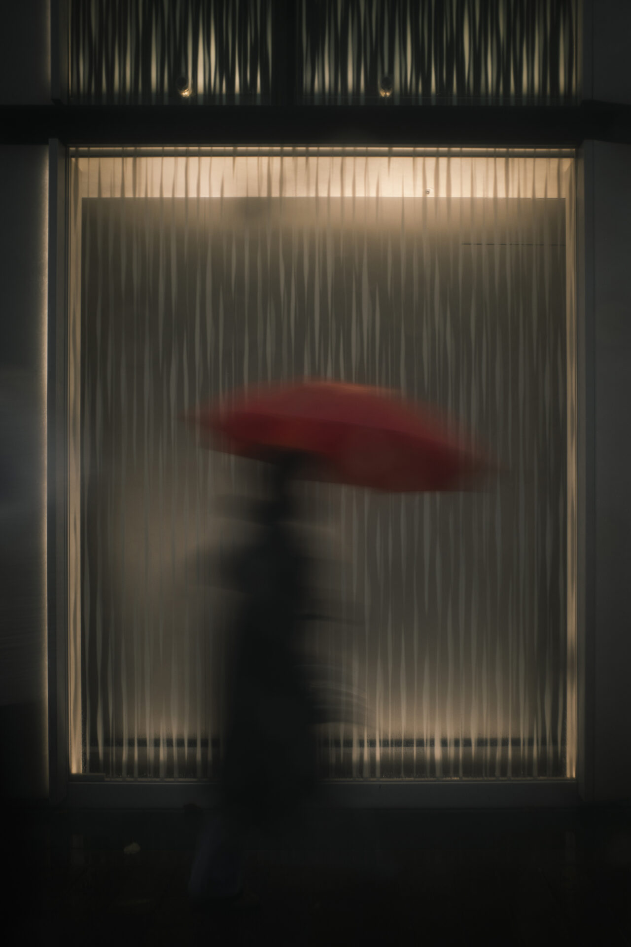 RICOH GR III Diary Editionで撮影したブレている赤い傘をさす人
