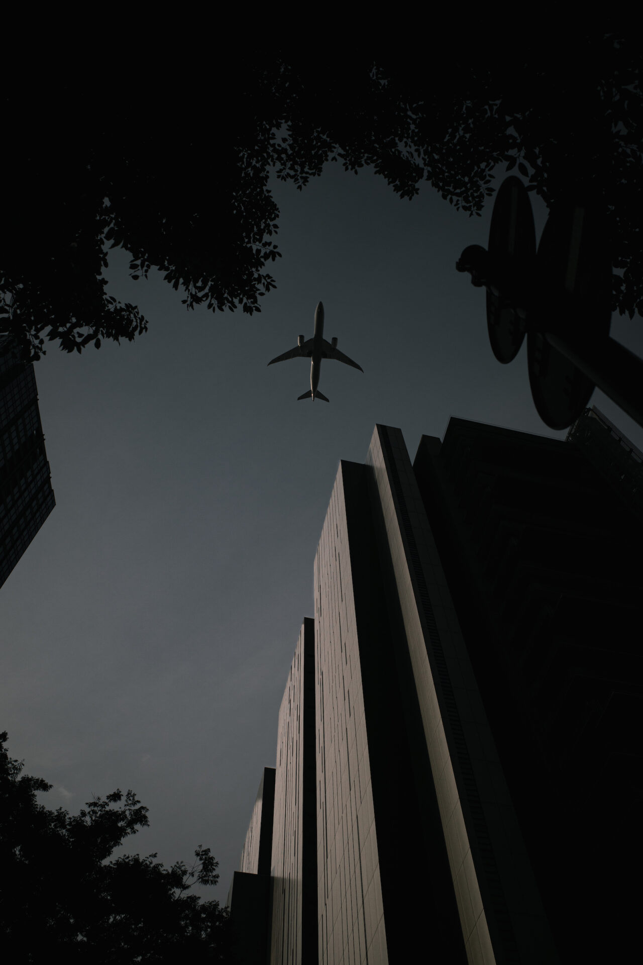 RICOH GR III Diary Editionで撮影したビル群の空を飛ぶ飛行機