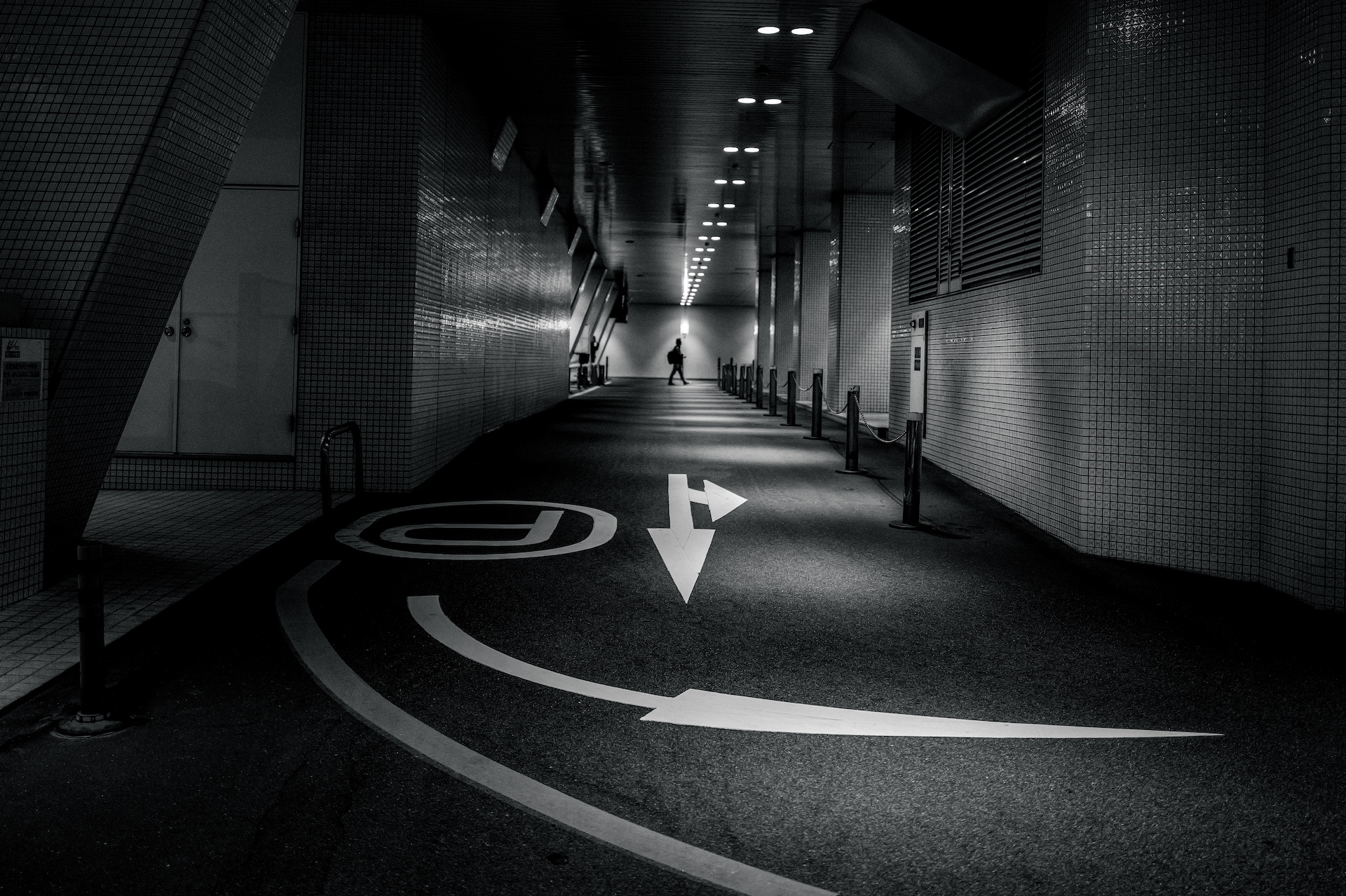 Leica Q3で撮影した作例　駐車場の奥に歩いている人