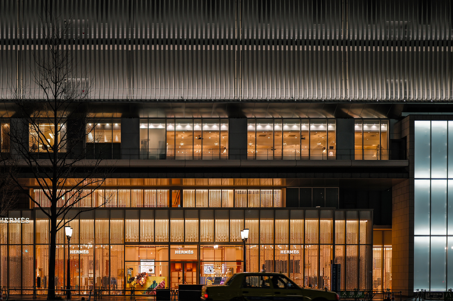 Leica Q3で撮影した作例　商業ビルの一階