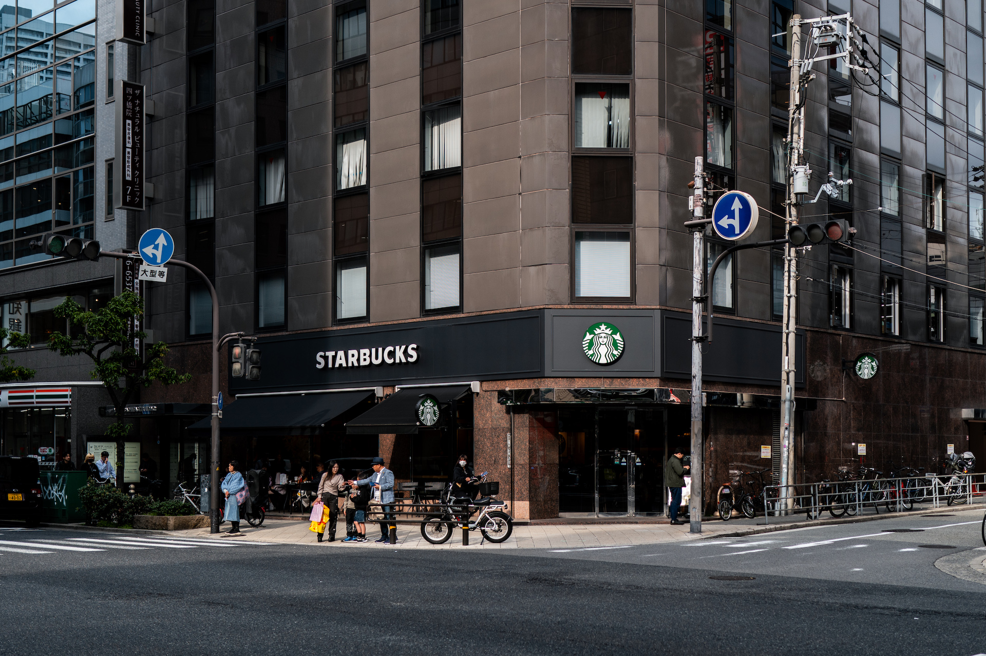 Leica Q3で撮影した作例　交差点にあるスターバックスコーヒー