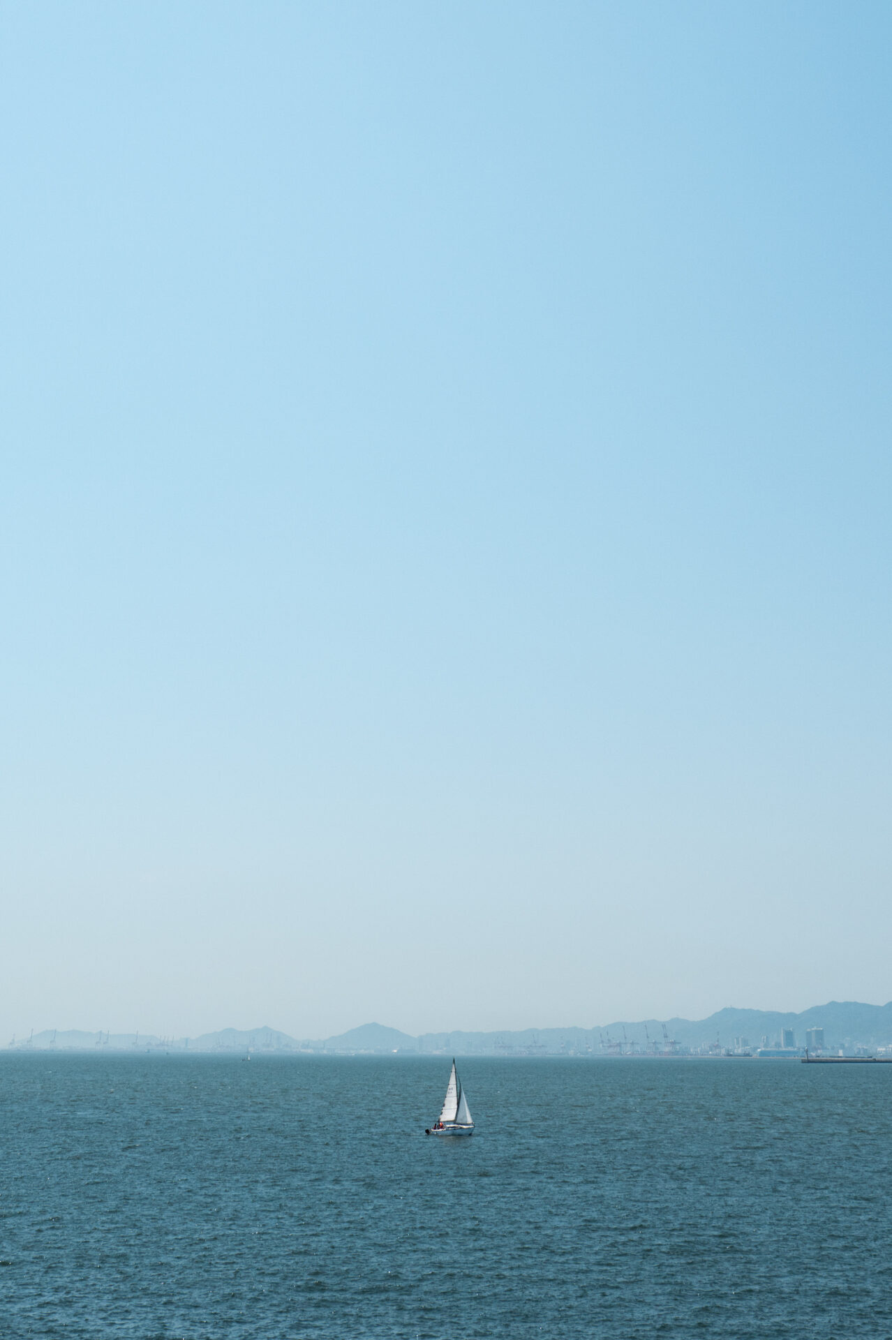 Leica Q3で撮影した作例　海に浮かぶヨット