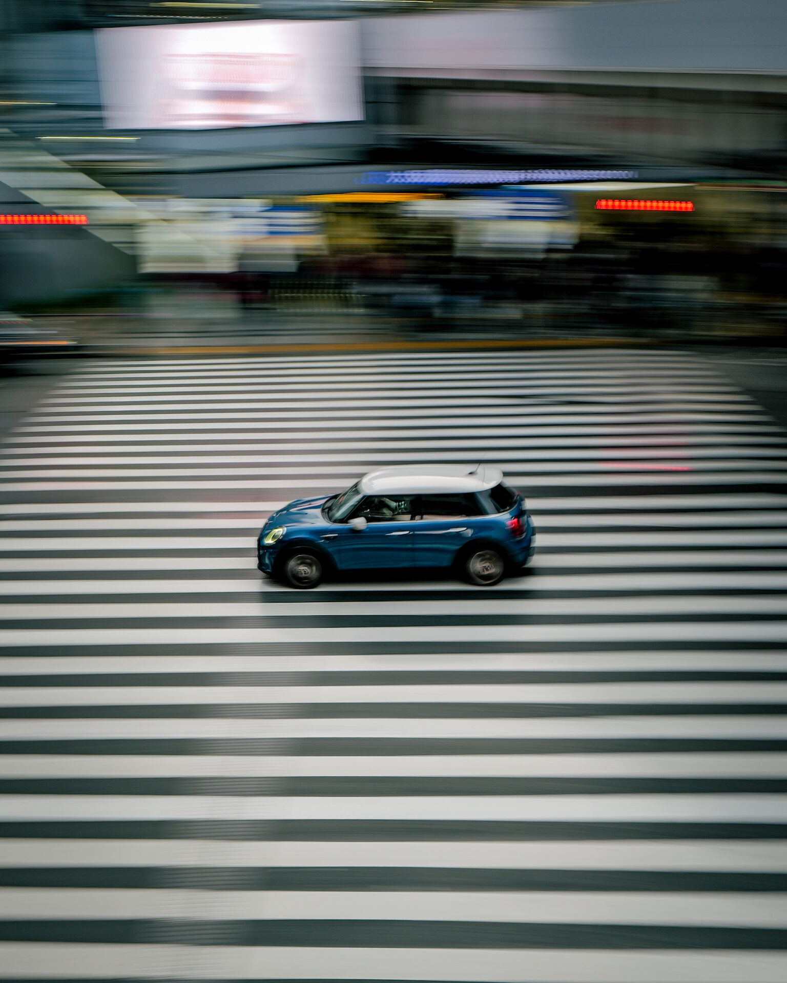 Leica Q3で撮影した作例　交差点を走る青い車