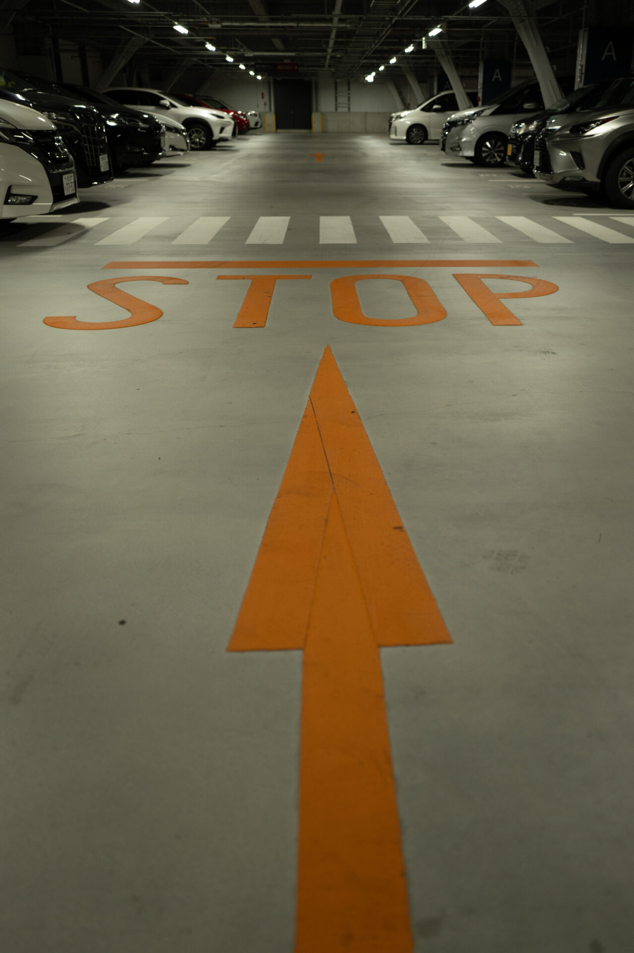 Leica Q3で撮影した作例　地下駐車場の地面にあるオレンジの矢印