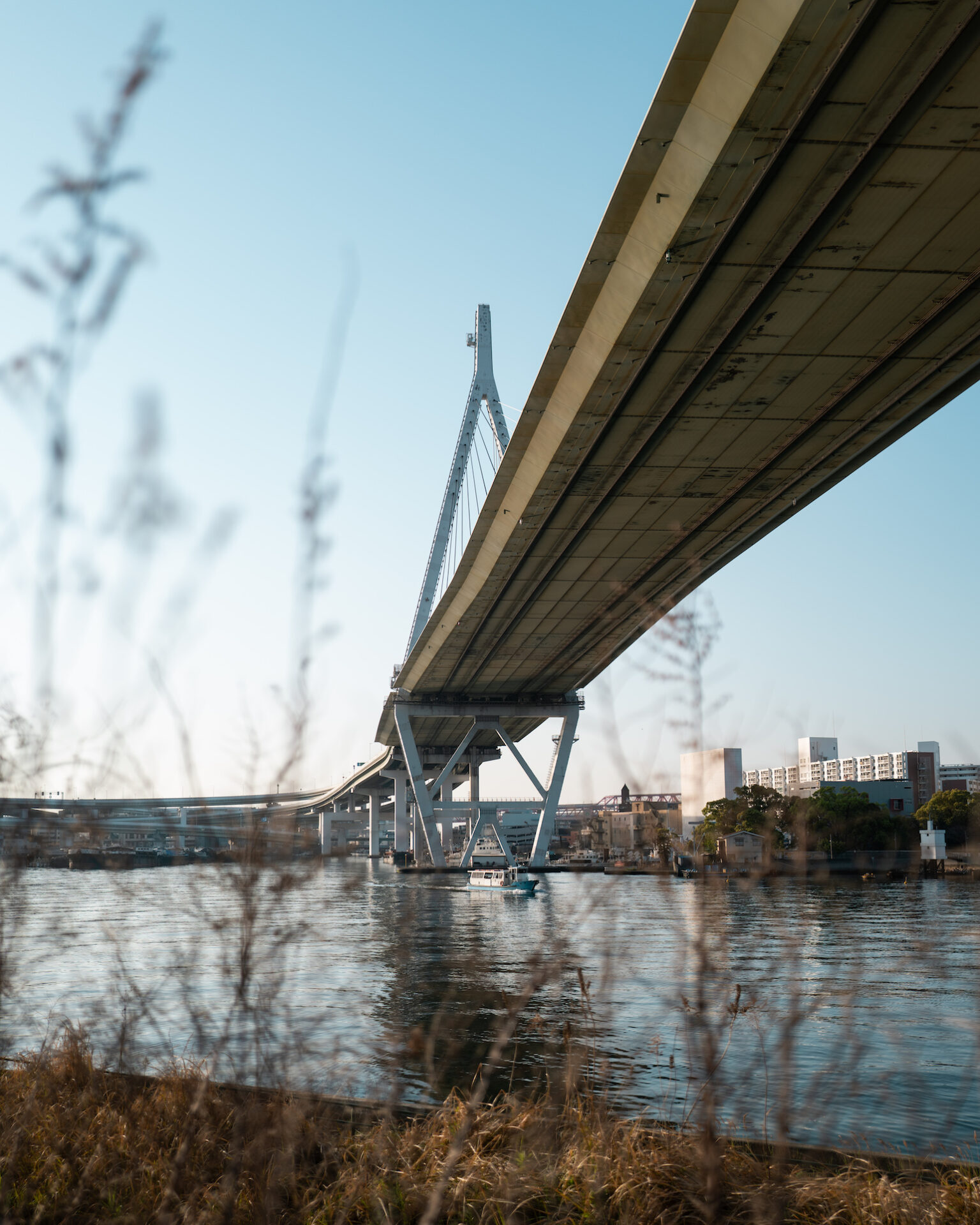 Leica Q3で撮影した作例　川にかかる大きな橋