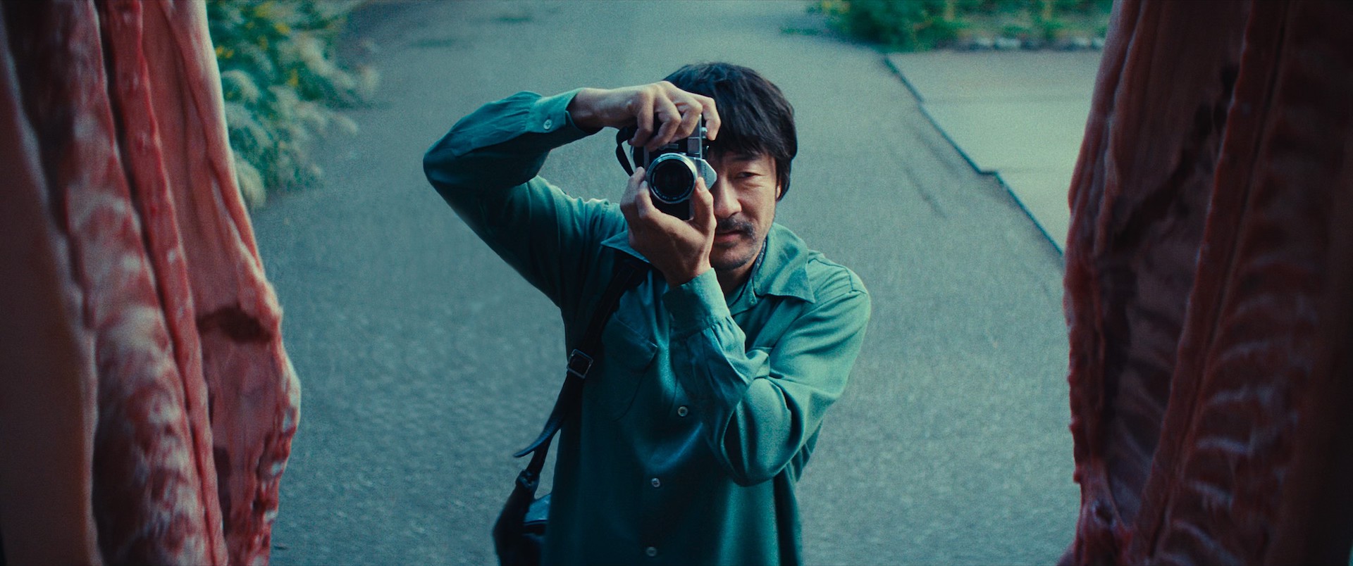 映画スチル写真コレクション　邦画・洋画 浅野忠信が実在する写真家・深瀬昌久を演じる。映画『レイブンズ』の