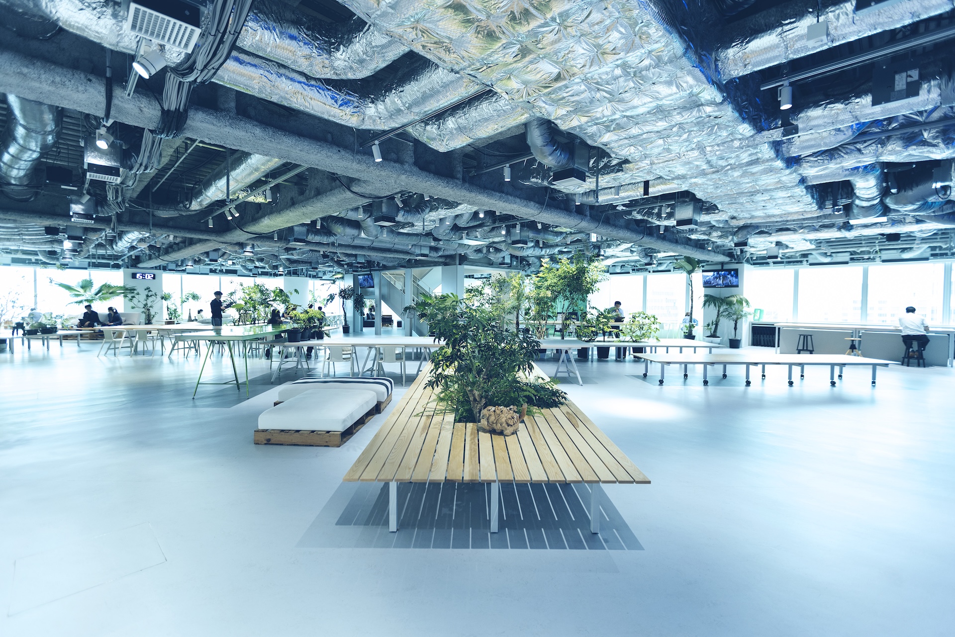 《shanai / #写真家の視る働く空間 》Sansan株式会社 篇｜偶発的な出会いを生む公園のようなオフィス